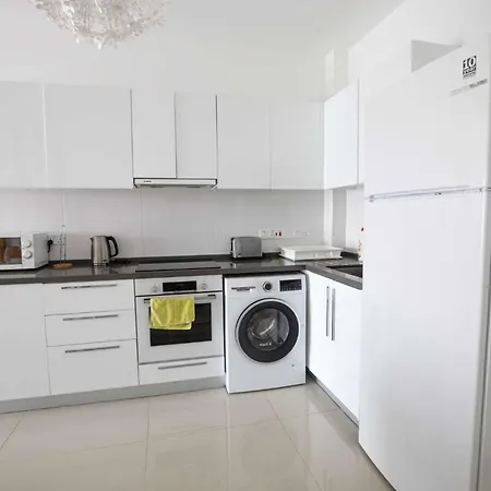 Sea View Remus Family 2 Bdr شقة