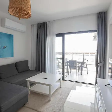 Sea View Remus Family 2 Bdr شقة